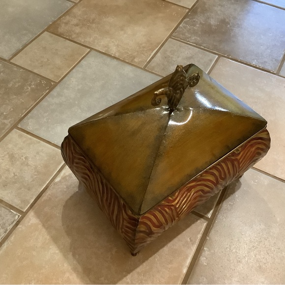 Decorative fleur de lis box. Dark gold & dark coral tiger stripe design. - Picture 7 of 7